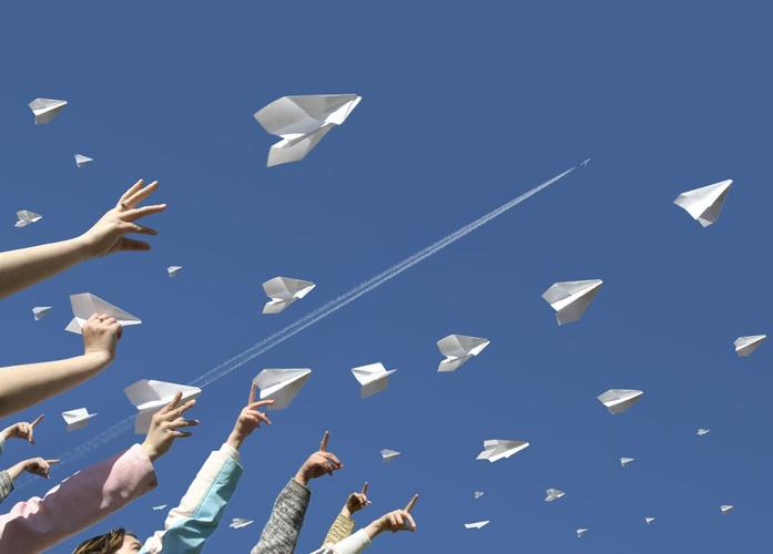 重温童年经典：12种纸飞机折法让孩子乐在其中