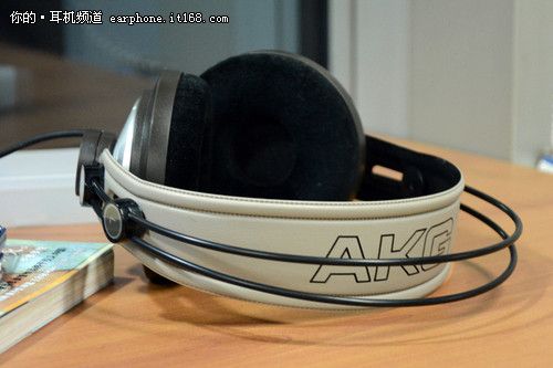 AKG K142HD头戴式监听耳机：专业音质与舒适佩戴的完美结合
